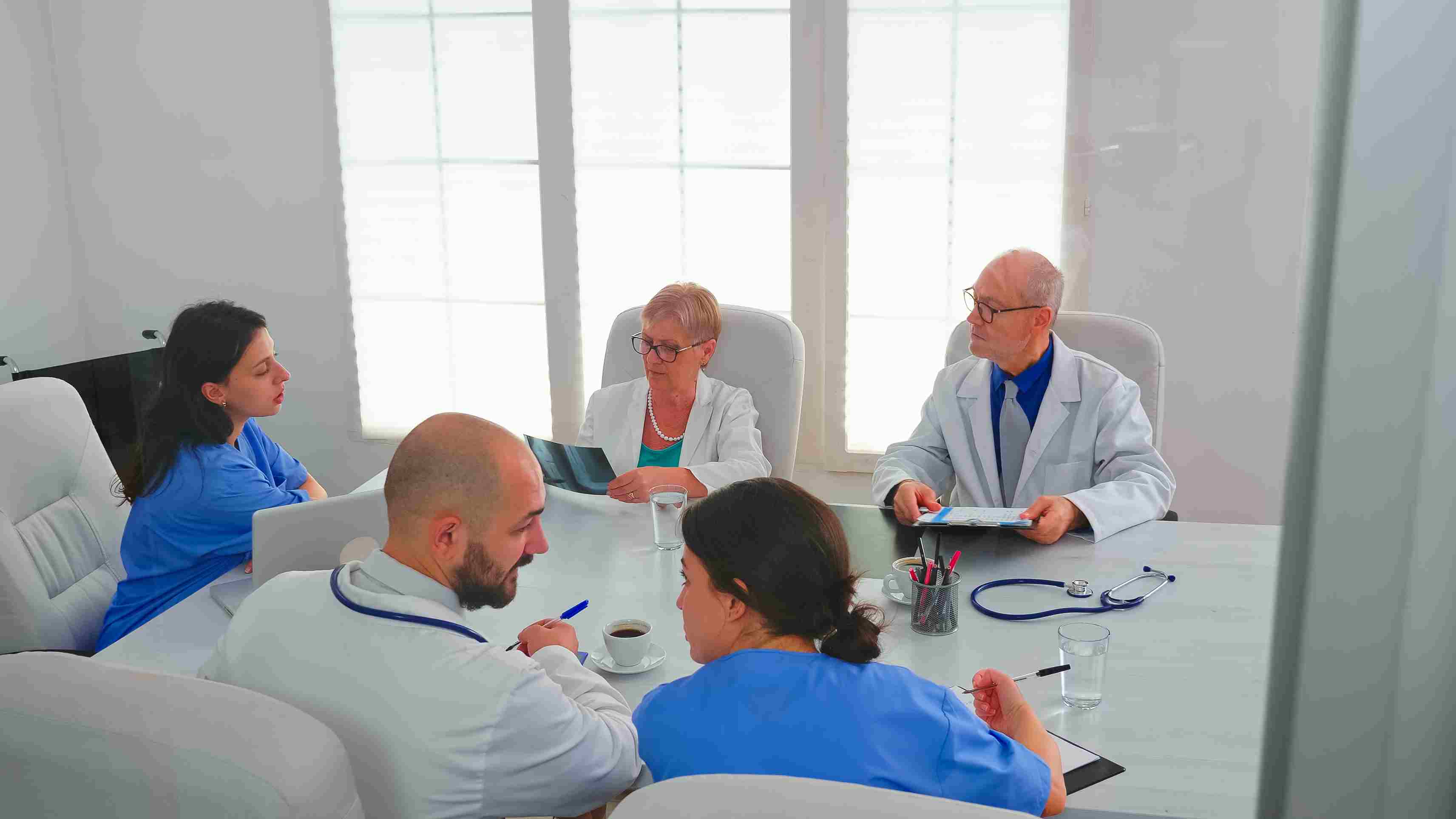 Doctors and nurses collaborating through a hospital management system for efficient case diagnosis and planning.